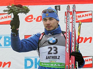 Антон Шипулин выиграл спринтерскую гонку биатлонистов