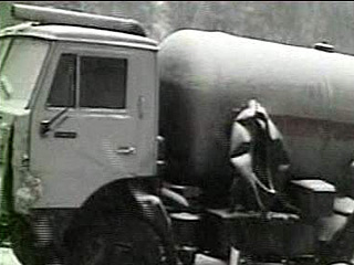 На федеральной автодороге "Колыма" в Якутии перевернулся бензовоз "КаМАз-44108", перевозивший сырую нефть