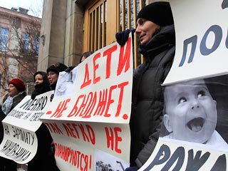 Президент в феврале решит вопрос, выгнавший на улицы беременных женщин, заверил Дворкович