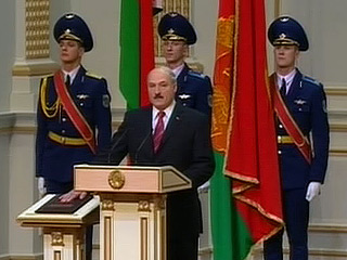Избранный в четвертый раз президент Белоруссии Александр Лукашенко в пятницу официально вступил в должность главы государства сроком на пять лет