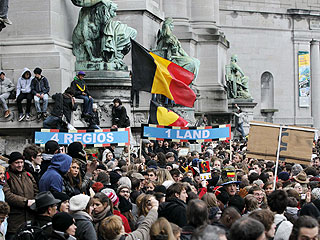 Тысячи бельгийцев вышли на улицы Брюсселя, требуя положить конец кризису власти