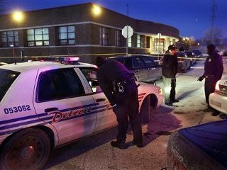 Четверо полицейских получили ранения в результате стрельбы, открытой неизвестным мужчиной в одном из полицейских участков Детройта