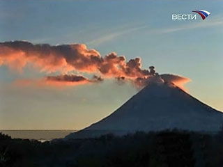 Извергающийся на Камчатке вулкан Кизимен выбрасывает пепел на высоту более четырех километров