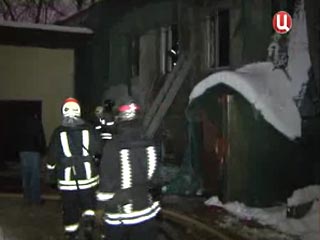 Ночью 8 января на Гончарной набережной загорелась выселенная двухэтажка