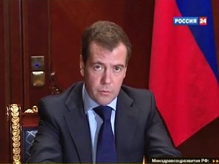 Президент Медведев отложил поездку в Давос в связи с терактом