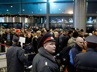 Большие очереди, давка и стычки образовались вечером в аэропорту Домодедово в связи с усилением мер безопасности после случившегося там днем теракта