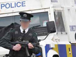 Полиция в Северной Ирландии обнаружила бомбу, заложенную на одной из наиболее оживленных улиц столицы этой части Соединенного Королевства