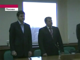 Верховный суд РФ в четверг изменил срок наказания бывшему следователю Григорию Домовцу (на фото слева), осужденному ранее за взятку в 4 млн рублей