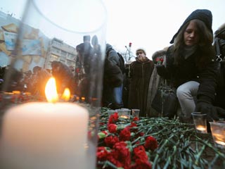 Тысячи людей в центре Москвы почтили память жертв теракта в "Домодедово"