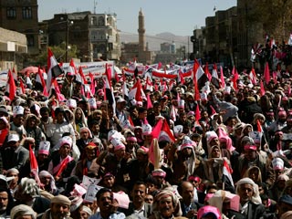 Тысячи йеменцев вышли на улицы столицы страны Саны, призывая президента Али Абдуллу Салеха, находящегося у власти более 30 лет, уйти в отставку