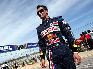 Переход перспективного российского гонщика Михаила Алешина в самую престижную автогоночную серию мира - "Формулу-1" - откладывается до 2012 года