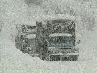 Транскавказская магистраль, являющаяся единственным сухопутным сообщением между Россией и Южной Осетией, с 21:00 по Москве закрыта для проезда большегрузного транспорта из-за снега, выпавшего в высокогорье республики