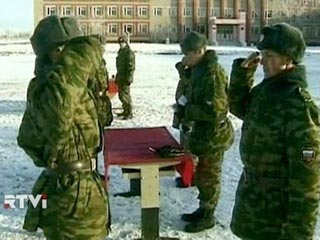 В Свердловской области новобранцы принимали присягу в кальсонах и с автоматом