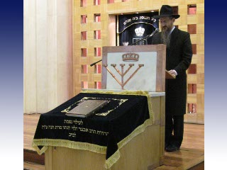 Раввин Берл Лазар прочел молитву в память о шести миллионах замученных евреев и 50 миллионах жертв второй мировой войны