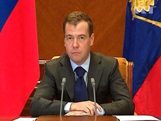 Президент России Дмитрий Медведев сообщил на заседании Совбеза Безопасности РФ в пятницу, что подписал ратификационный документ по новому Договору о сокращении наступательных вооружений (ДСНВ)