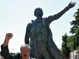 Депутаты Европарламента просят власти французского Монпелье снести памятник Ленину