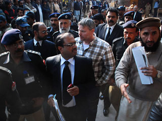 США потребовали сегодня от Исламабада "немедленно освободить" американского дипломата, застрелившего двух пакистанцев в Лахоре в минувший четверг