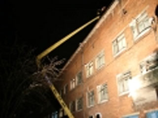 Крыша городской больницы N1 города Белово в Кемеровской области, обрушившаяся в ночь на воскресенье, по распоряжению губернатора области будет восстановлена за три недели
