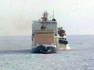В Охотском море сегодня ледоколы вывели плавбазу "Содружество" из льдов на чистую воду