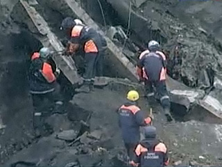 В ходе поисковых работ на шахте "Распадская" в Кемеровской области, где в мае прошлого года прогремели два мощных взрыва, обнаружено тело еще одного погибшего горняка