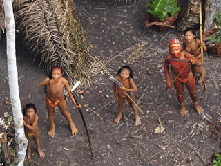 В прессе опубликованы новые, детальные фотографии одного из племен, живущего в полной изоляции в дебрях Амазонки на границе между Перу и Бразилией