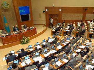 Мажилис (нижняя палата) парламента Казахстана одобрил поправки в законы "О выборах" и "О первом президенте", предусматривающие проведение внеочередных президентских выборов