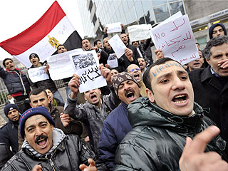 В среду в центр Каира снова стекаются тысячи демонстрантов, выступающих против нынешнего режима
