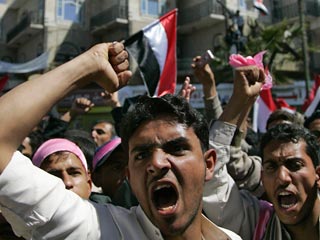 Сразу две манифестации, которые разделяют несколько сотен метров, проходят в четверг в столице Йемена Сане