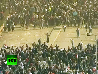 В центре Каира в четверг возобновились ожесточенные столкновения противников и сторонников президента Хосни Мубарака
