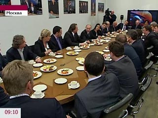 Премьер-министр Владимир Путин посетил накануне телецентр Останкино и пообщался там в неформальной обстановке с журналистами Первого канала