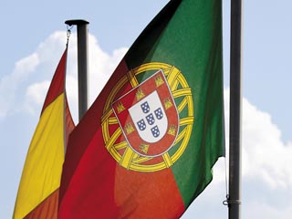 Португалия уже "довольно скоро" последует по пути Греции и Ирландии и будет вынуждена обратиться за финансовой помощью к Европейскому союзу, заявил известный экономист Нуриэль Рубини на экономическом форуме