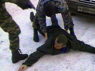 В Ростовской области милиционеры задержали двух своих коллег из чеченского МВД, которые угрожали убийством официантке одного из кафе, потому что женщина отказалась продать им спиртное