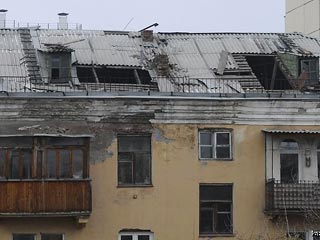 Это уже второй случай обрушения кровли жилого дома на улице Новоазинской за два дня