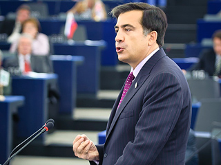 Президент Грузии Михаил Саакашвили заявляет, что Россия нарушает ранее достигнутые договоренности и создает угрозу региону, наращивая количество войск и тяжелых вооружений в Абхазии и Южной Осетии