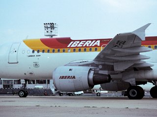 В международном аэропорту чилийской столицы Сантьяго 312 пассажиров были эвакуированы из лайнера испанской авиакомпании "Иберия" перед самым взлетом, после поступившего анонимного звонка о заложенной бомбе