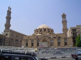 До сих пор принято считать, что университет "Аль-Азхар" в Каире готовит традиционных богословов, однако уже много лет весь учебный процесс в этом древнейшем богословском центре контролируется ваххабитами