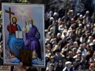 Тысячи православных греков вышли в минувшее воскресенье на центральную площадь Синтагма в Афинах на акцию протеста против планируемых властями новых удостоверений личности в виде пластиковых карточек с чипом