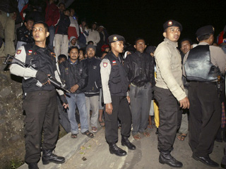 В минувший вторник группа агрессивно настроенных мусульман в ходе столкновения с полицией подожгла две христианские церкви в Индонезии, еще один храм был разграблен