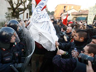 На минувших выходных прошла массовая акция протеста против главы правительства Италии. Несколько тысяч демонстрантов собрались у ворот миланской виллы премьера
