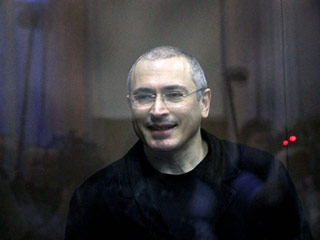 Произошедшая в Берлине кража фильма о Михаиле Ходорковском связана с попытками российских властей помешать экс-главе ЮКОСа превратиться в "западного мученика" накануне президентских выборов