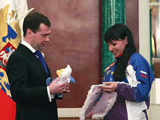 Президент России Дмитрий Медведев во вторник лично поздравил в Кремле российскую студенческую сборную, победившую на зимней Универсиаде в Турции