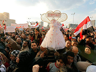 Многотысячные протесты против президента Египта Хосни Мубарака проходят во вторник на площади Тахрир в центре Каира