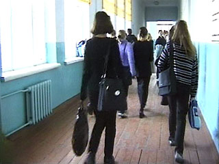Все московские школьники в среду возвращаются за парты после внеплановых каникул, вызванных карантином из-за роста заболевания гриппом и ОРВИ