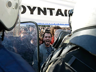 Столкновения протестующих греческих медиков с полицейскими произошли вечером 9 февраля возле здания парламента страны в Афинах, где в это время обсуждается реформа в медицинской отрасли
