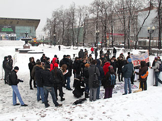 Накануне в Москве на Пушкинской площади состоялся митинг под лозунгом "Кто ответит за террор?", организованный партией "Яблоко" и движением "Экооборона"