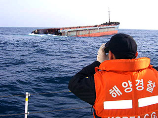 Российский матрос Руслан Дричев - единственный на данный момент выживший при крушении теплохода "Александра" у берегов Южной Кореи 9 февраля, подтвердил, что было столкновение с другим судном