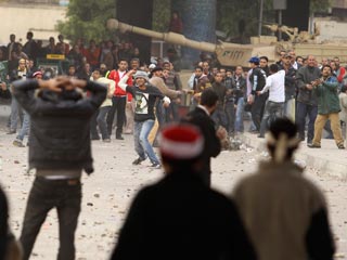 Египетские военные, которых до сих пор считали весьма лояльными к участникам массовых антиправительственных выступлений, на самом деле "похищают" манифестантов с улиц и отвозят в участки, где подвергают избиениям и прочим пыткам