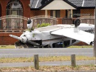 На улице Сиднея рухнул самолет: экипаж вылез из кабины почти невредимым