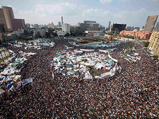 Ситуация в Египте после отказа президента Хосни Мубарака уйти в отставку перетекла в новое русло и, как опасаются наблюдатели, может повлечь новую волну насилия