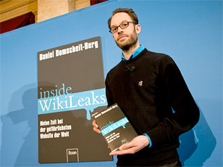 Немецкий программист Даниэль Домшайт-Берг представил накануне в Берлине книгу воспоминаний: Inside Wikileaks: My Time at the World's Most Dangerous Website